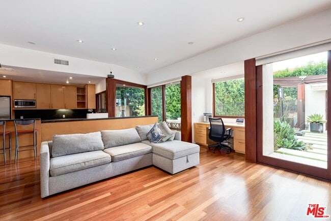 Building Photo - 1509 S Crest Dr