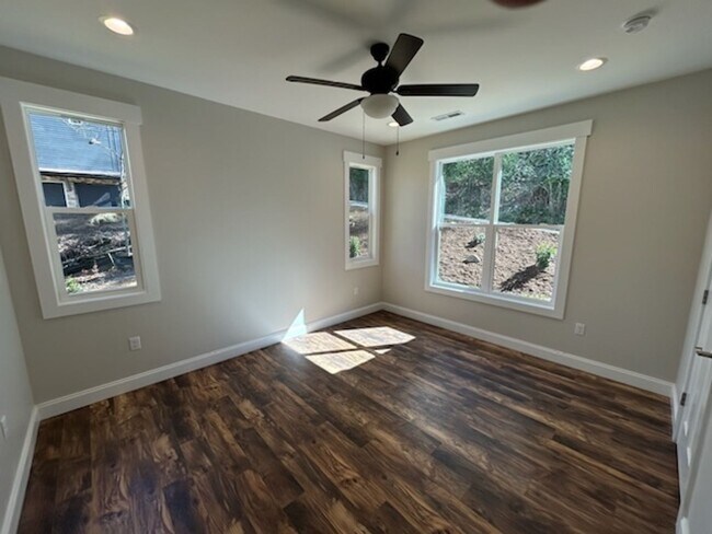 Building Photo - Well Maintained Home