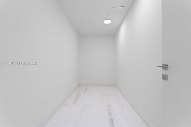 Building Photo - 300 Biscayne Blvd Way