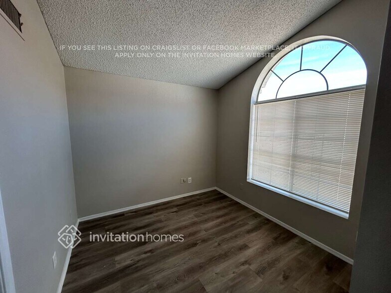 Building Photo - 7037 N 28th Dr