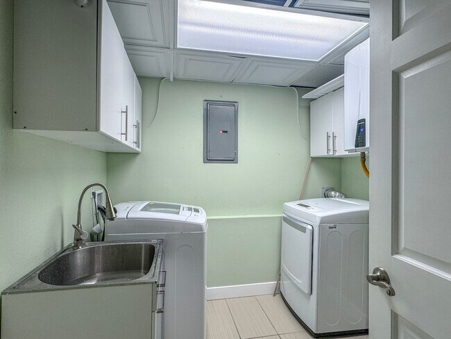 Building Photo - 9300 NE 132nd Pl