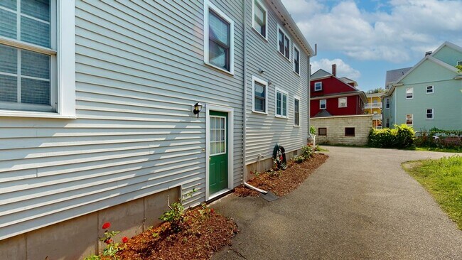 Building Photo - 23 Holman St