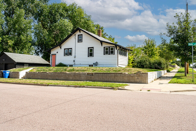 Building Photo - 1700 E 7th St