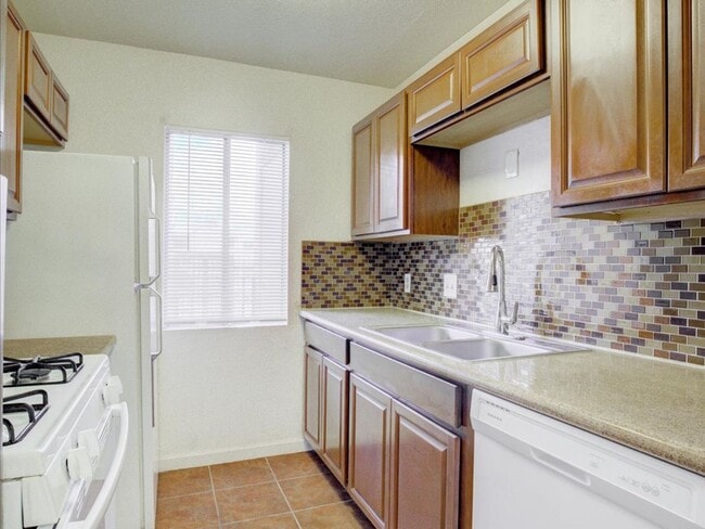 Building Photo - $400 OFF FIRST MONTH'S RENT!*