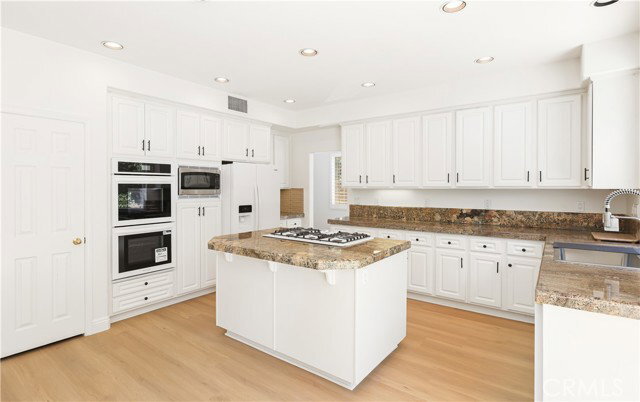 Building Photo - 2 Heatherwood