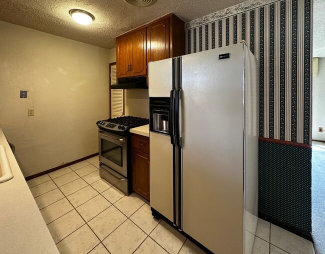 Building Photo - 3 Bedroom