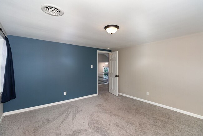 Building Photo - 4 Bedroom home in historic downtown Carlis...