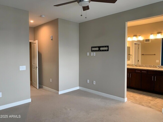 Building Photo - 2511 W Queen Creek Rd