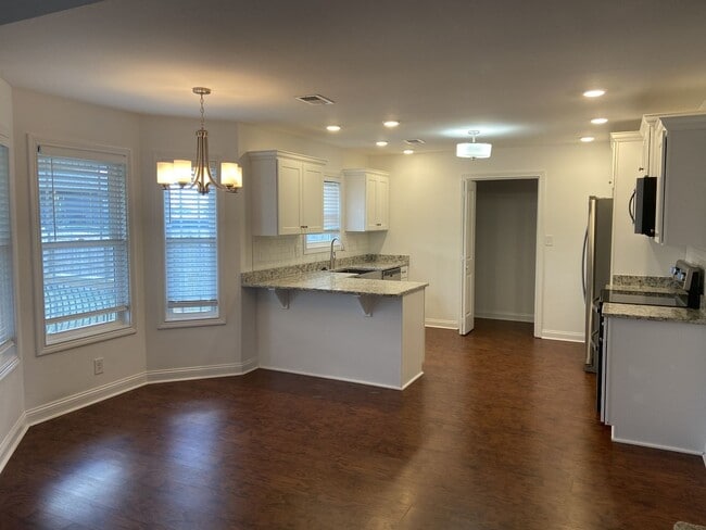 Building Photo - 4 bed, 3 bath, under $1900  Wow.