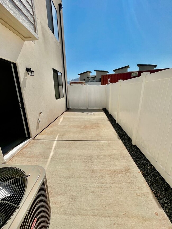 Building Photo - 632 Elmbrook
