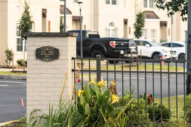 Building Photo - Live Oaks - Old Virginia Beach