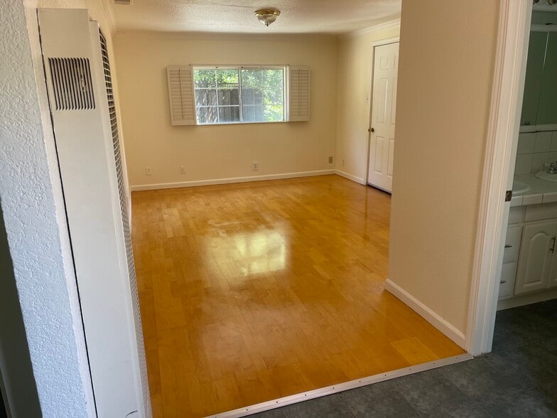 Living Room - 15040 Los Gatos Blvd