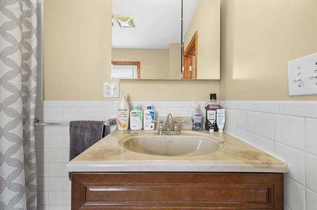 Building Photo - 50 Temple St