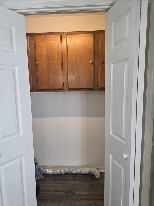 Building Photo - 2 bedroom 1.5 bath townhome in Hendersonville with garage