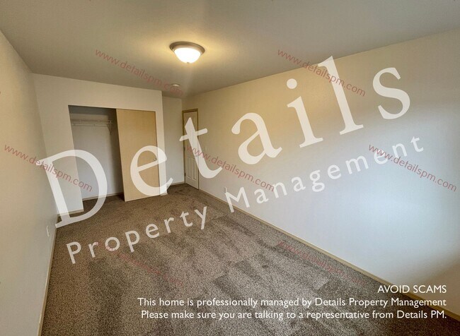 Building Photo - 3 Bedroom Townhouse in Central Kitsap!