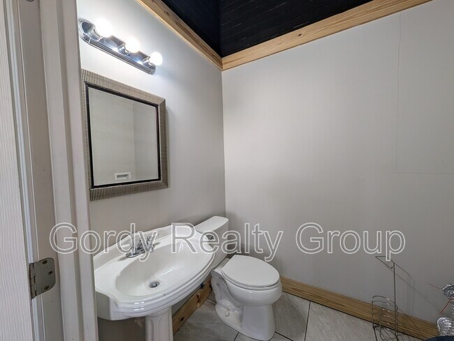 Building Photo - 5443 10th St