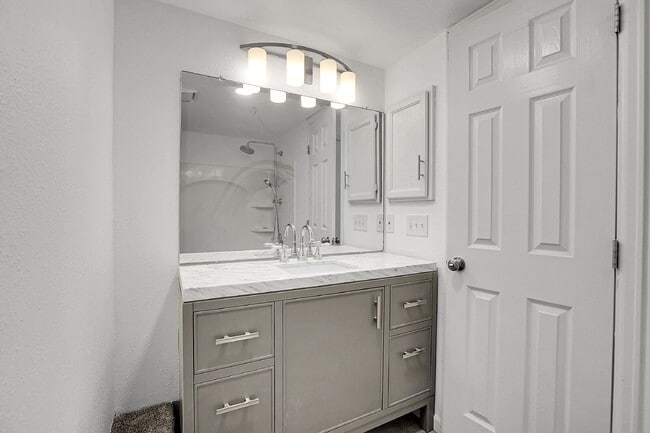 Building Photo - $1,195.95, 1-bed, 1-bath floor-level condo located in Aurora.