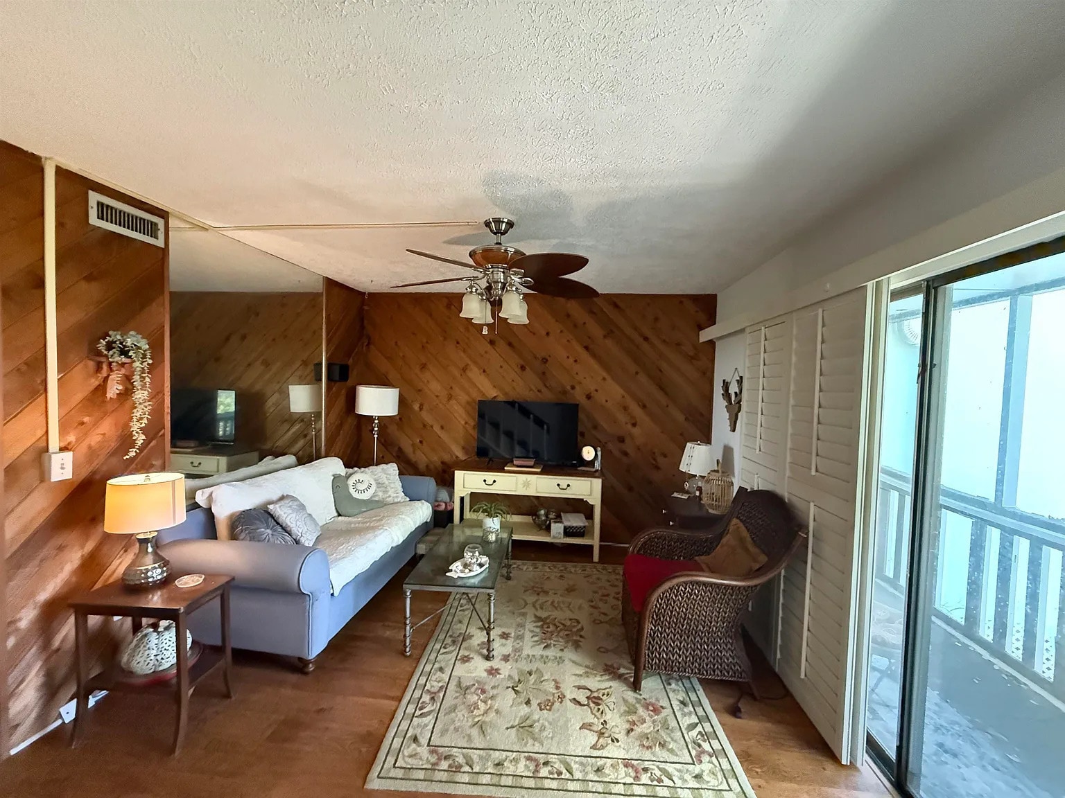 Den - 3145 Coastal Hwy