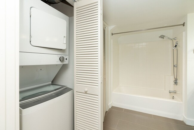 Building Photo - +++ LOOK NO FURTHER STUNNING 1BD LOFT WITH...