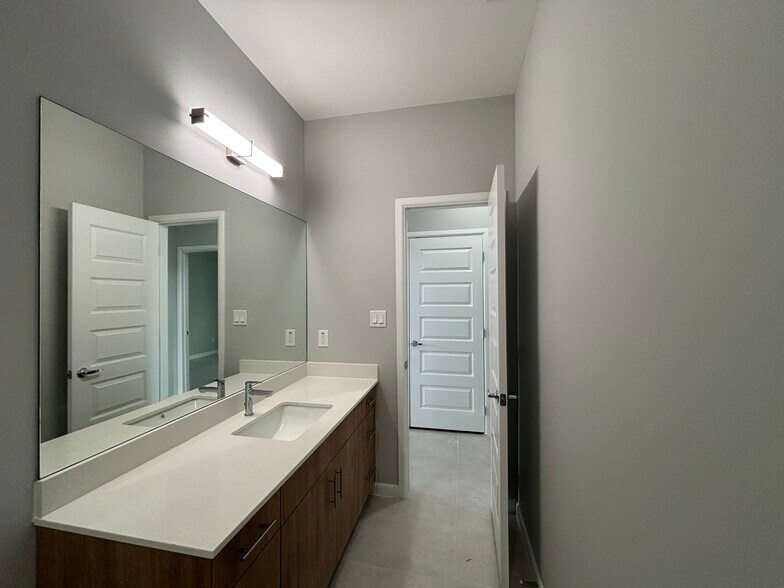 Building Photo - 2709 Woodpecker Rd