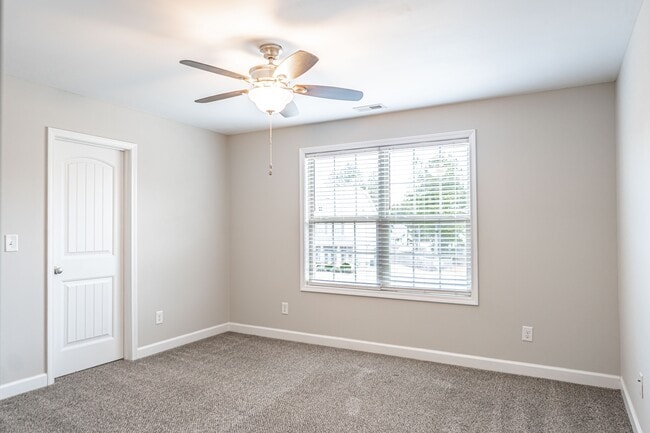 Building Photo - 135 Almond Dr