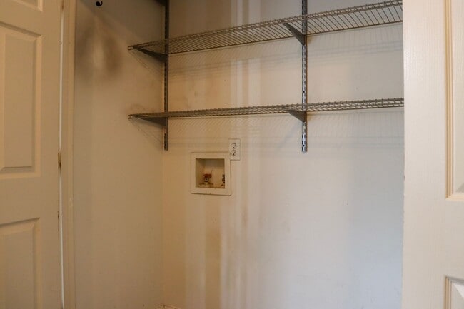 Building Photo - Charming 4 bedroom, 2 bathroom home in Greensboro w lake front views