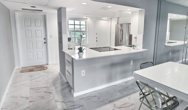 Building Photo - 3050 N Palm Aire Dr