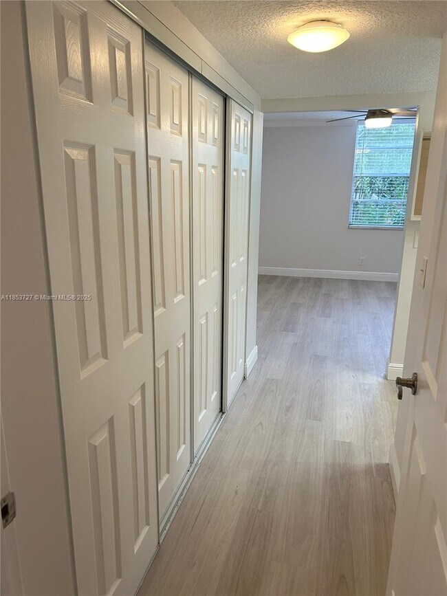 Building Photo - 9410 Live Oak Pl