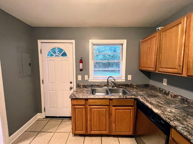Building Photo - 2884 Meadowview Dr SE