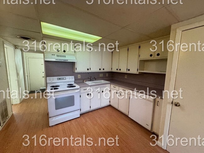 Building Photo - 511 Holly Ln