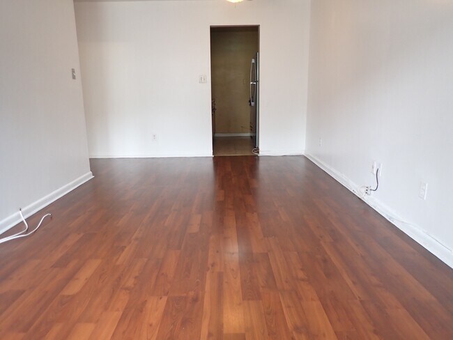 Building Photo - 405 Halsey St