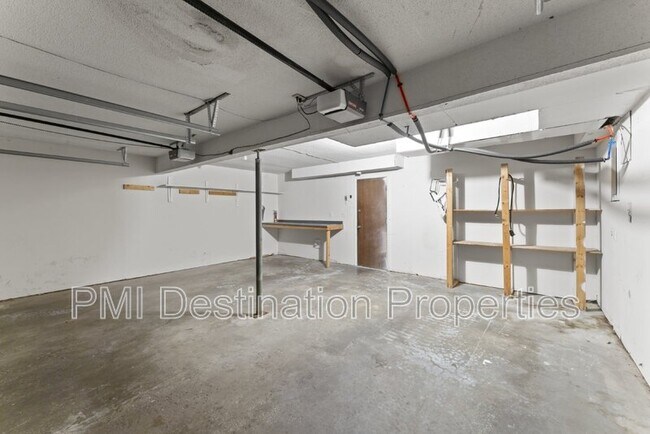 Building Photo - 3201 Creekwood Dr