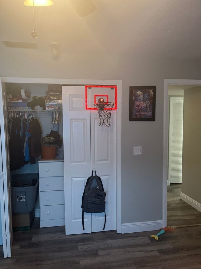Building Photo - 2/1 UPDATED UNIT in a Triplex