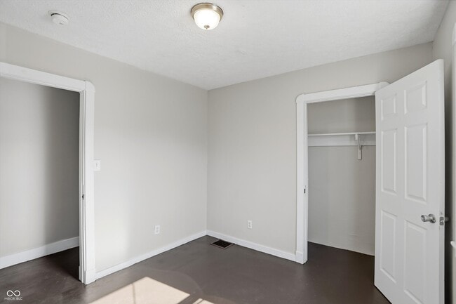 Building Photo - 510 N Beville Ave