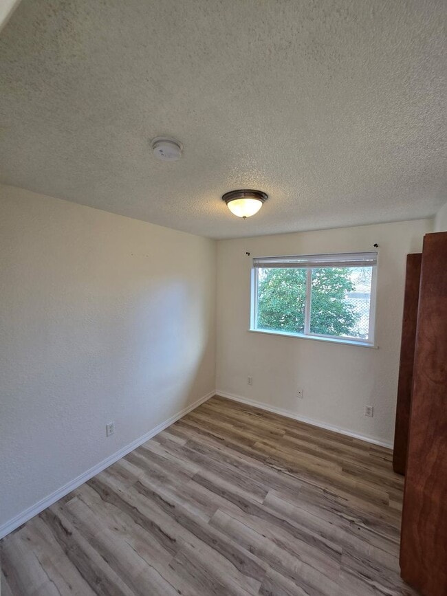 Building Photo - THIS 1 BEDROOM 1 BATH IS A GEM ON THE EAST SIDE OF MEDFORD