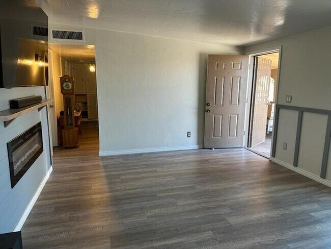 Building Photo - A charming house w/ 3 beds and 1.5 bath