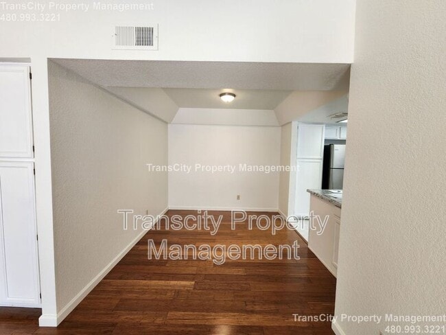 Building Photo - 839 S Westwood