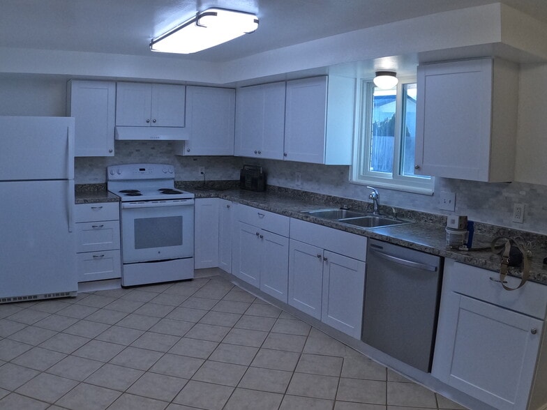 Kitchen - 1127 Frontier Dr