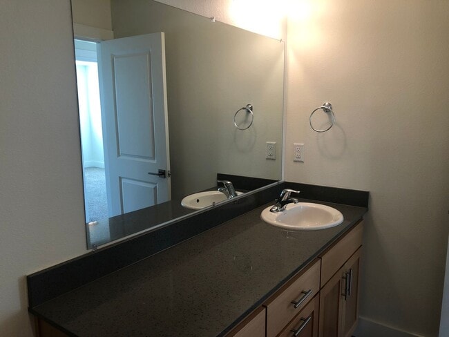 Building Photo - Newer 3 bedroom, 2.5 bath duplex in desirable neighborhood! MOVE IN SPECIAL!