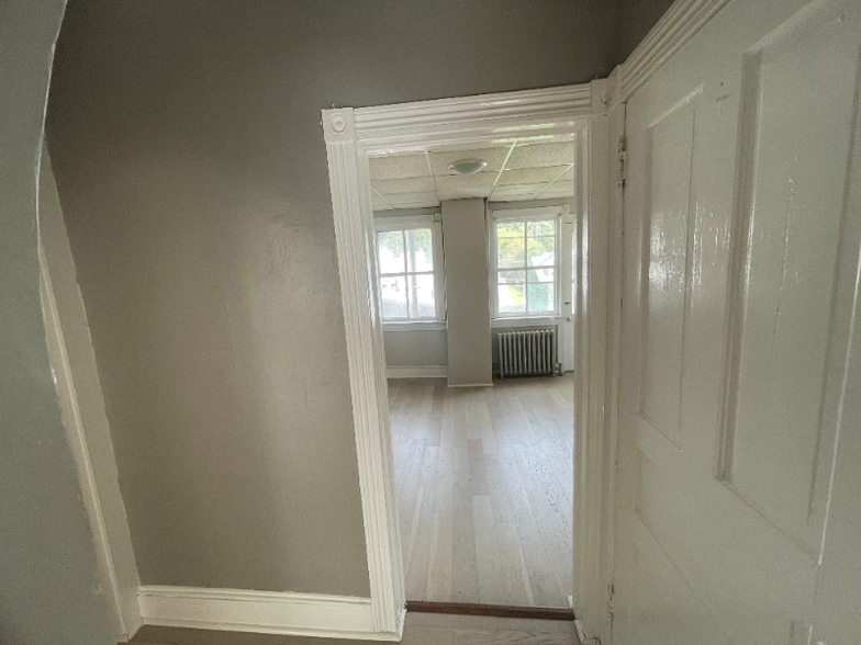 Building Photo - 582 Sunbury St