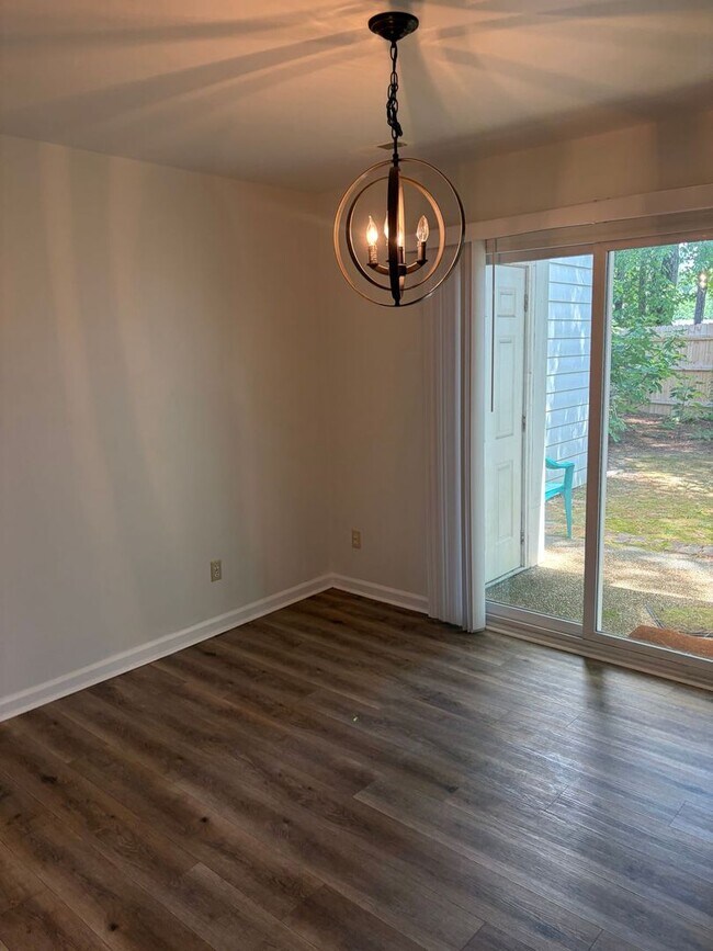 Building Photo - Prime low maintenance Williamsburg rental location!