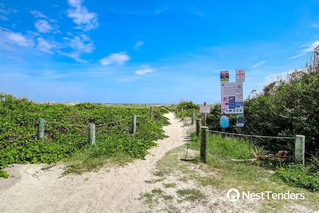 Building Photo - Island Life Awaits with a Short Walk to Beach Access Number 27!