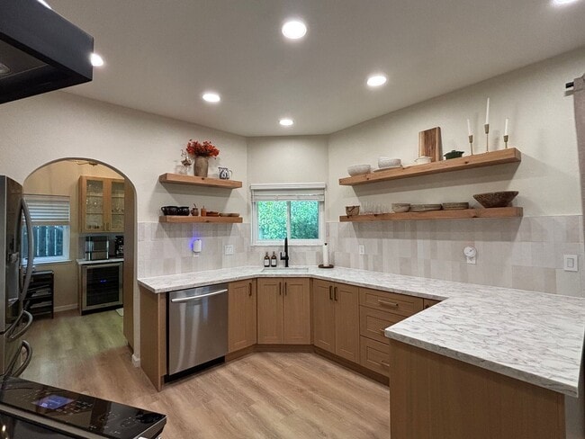 Building Photo - 879 Fall River Trail