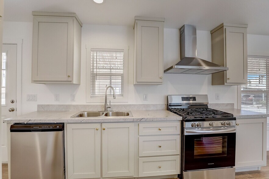Building Photo - 2627 S Lamb Blvd