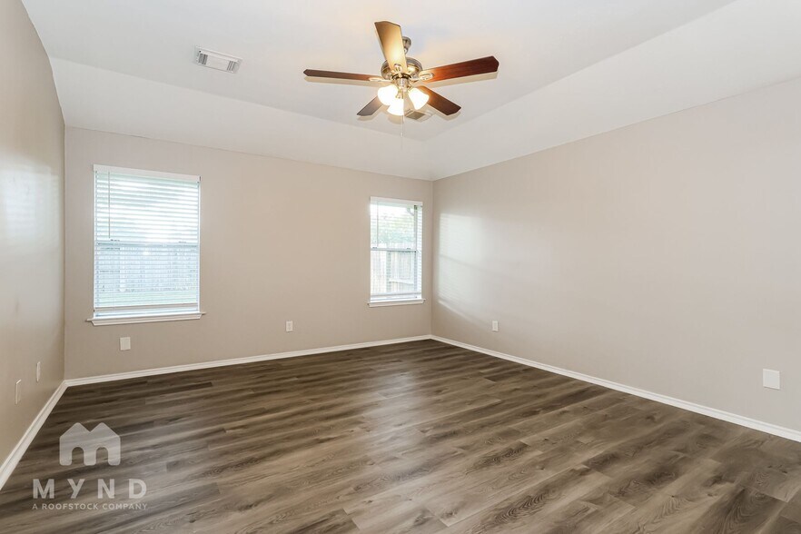 Building Photo - 12035 Thornecrest Dr