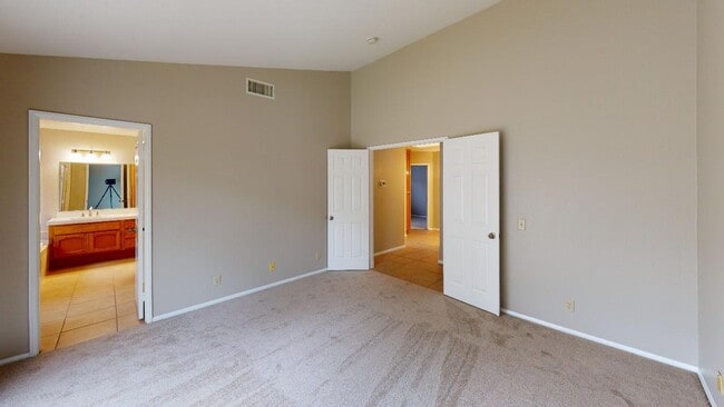Building Photo - Spacious 4BR/2.5BA Single Level Home in Oc...