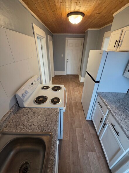 Kitchen - 607 Manchester St