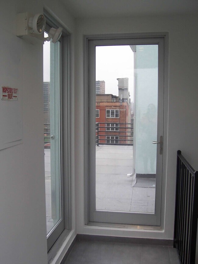 Building Photo - 42 Scholes St