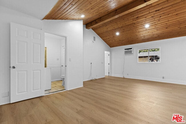 Building Photo - 3913 S Budlong Ave