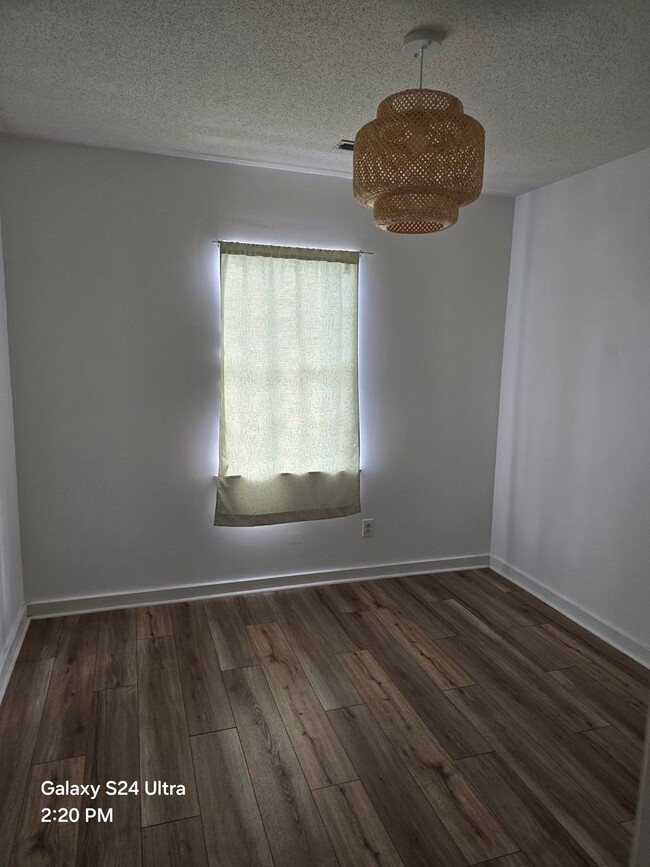 Building Photo - 3 Bedroom, 1.5 Bath Townhome - Price reduc...